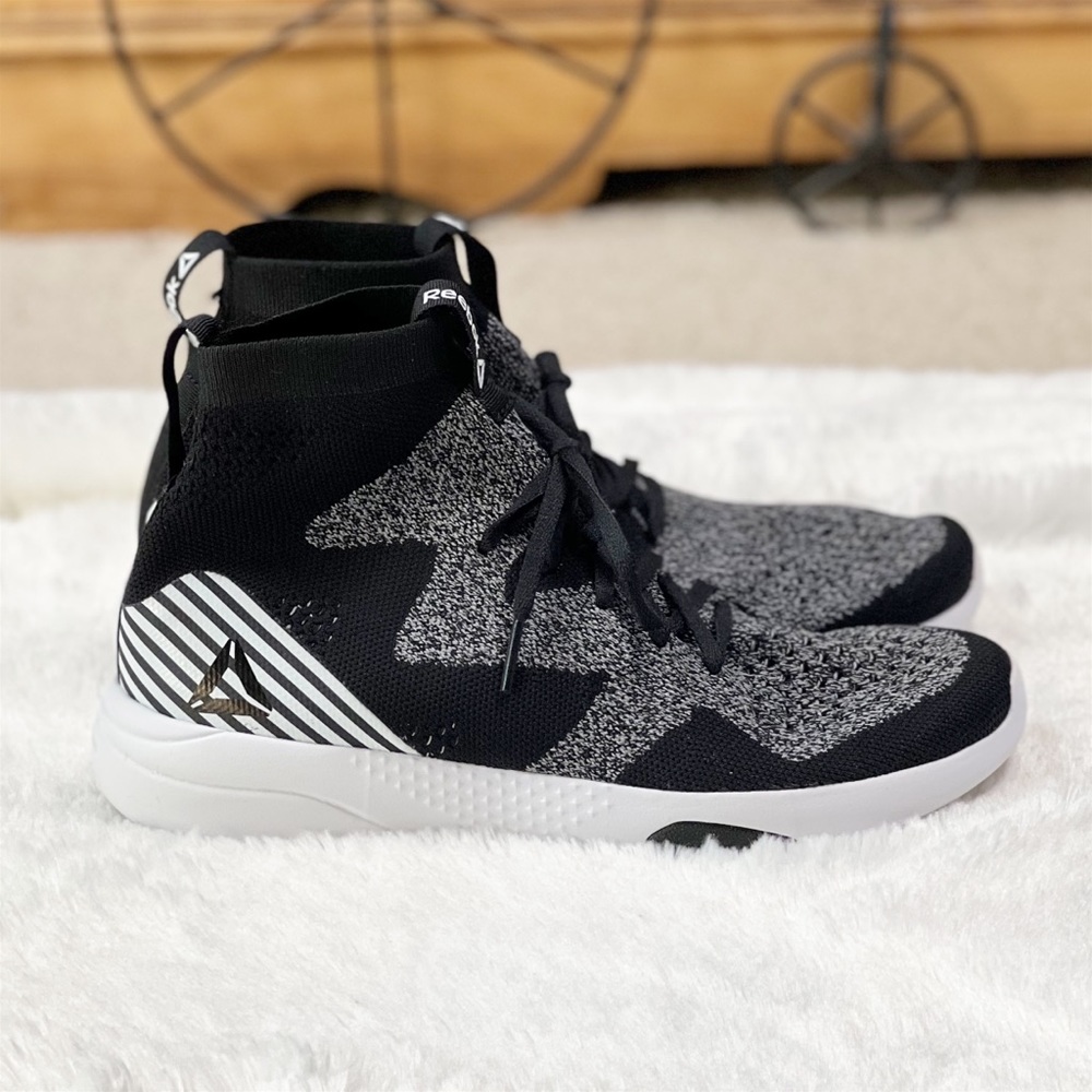 Reebok Women’s Hayasu Knit Ultraknit Running Sneakers Black White Size 7 EUC